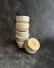 Carica l'immagine nel visualizzatore di Gallery, Set of 6 espresso cups, one on top of the other, with a speckled clay on a black background