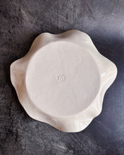 Carica l'immagine nel visualizzatore di Gallery, Bottom of a ceramic bowl showing the brand of Elisa Ceramics
