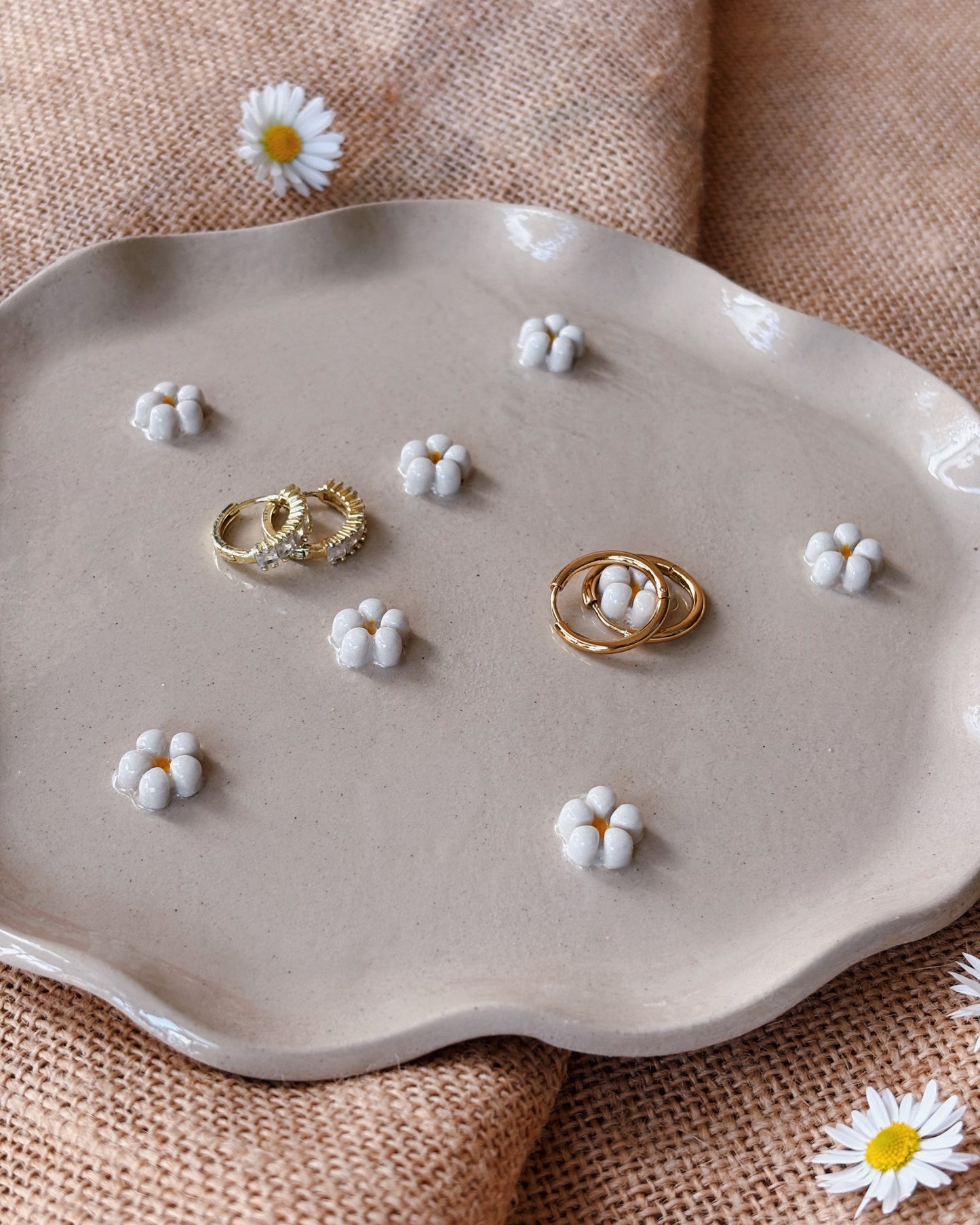 A ceramic jewellery plate made of stoneware with white ceramic handmade daisies