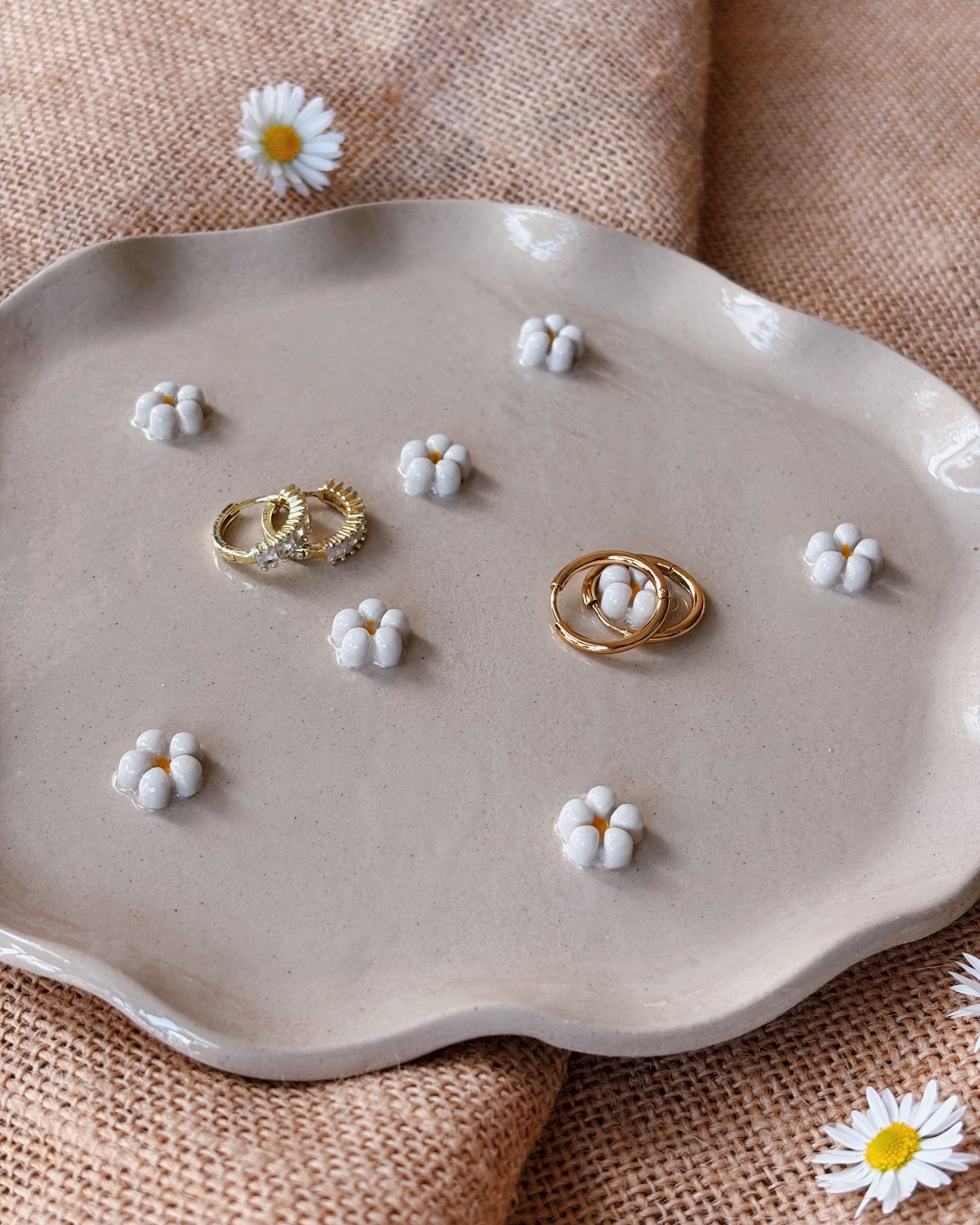 A ceramic jewellery plate made of stoneware with white ceramic handmade daisies