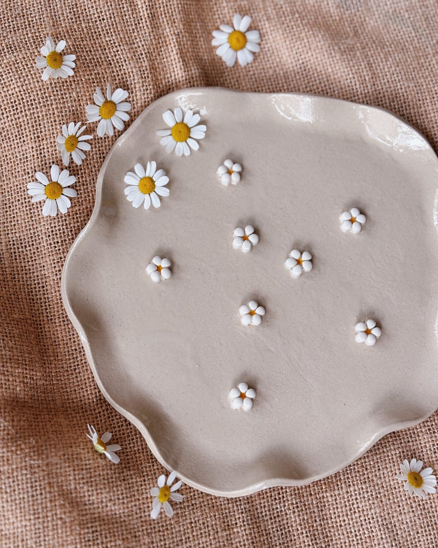 A ceramic jewellery plate made of stoneware with white ceramic handmade daisies